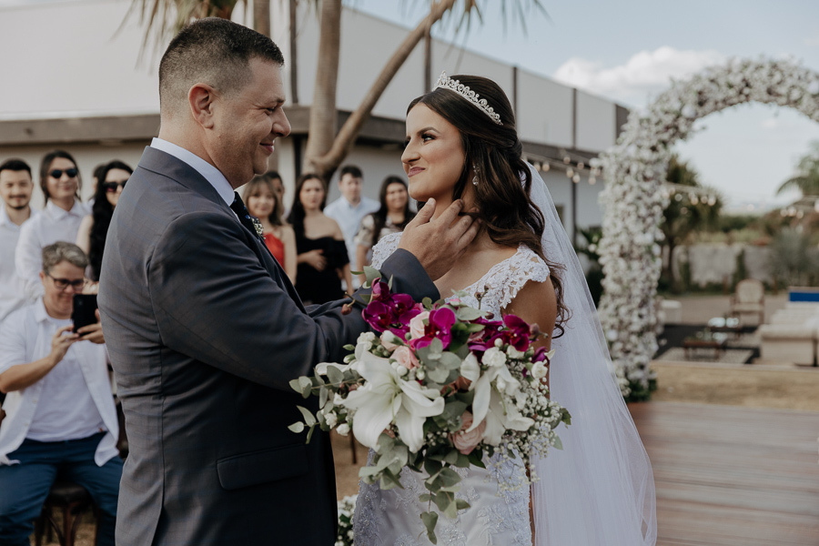 CERIMONIA DE CASAMENTO AO AR LIVRE NO FINAL DA TARDE E POR DO SOL REALIZADO NO SALAO LALINDA EVENTOS EM SAO DOMINGOS PARANA E FOTOGRAFADO POR LUCAS DREHER E ALINE DREHER