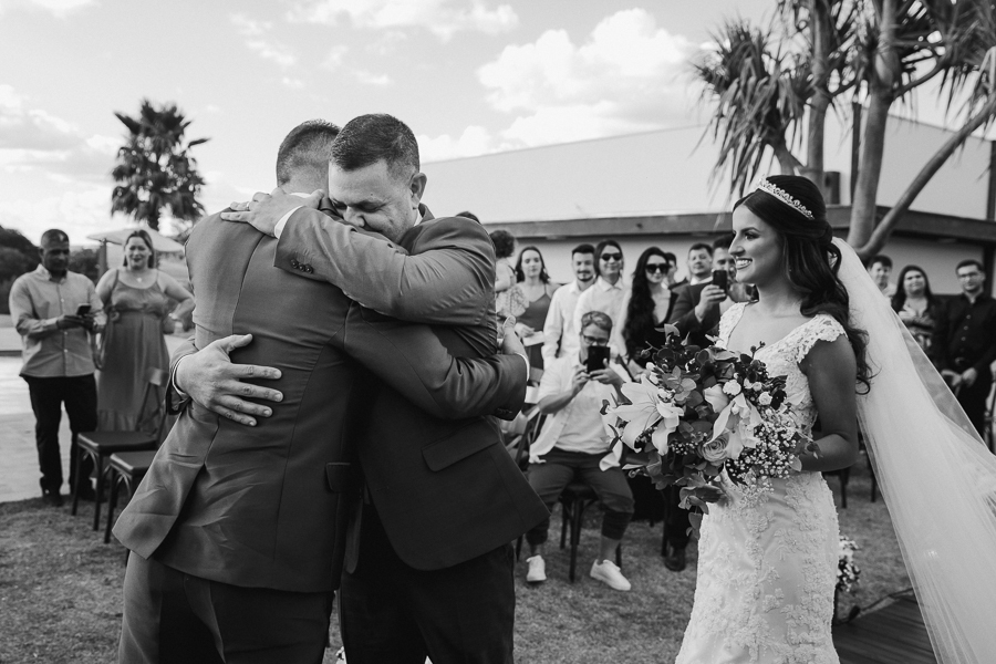 CERIMONIA DE CASAMENTO AO AR LIVRE NO FINAL DA TARDE E POR DO SOL REALIZADO NO SALAO LALINDA EVENTOS EM SAO DOMINGOS PARANA E FOTOGRAFADO POR LUCAS DREHER E ALINE DREHER