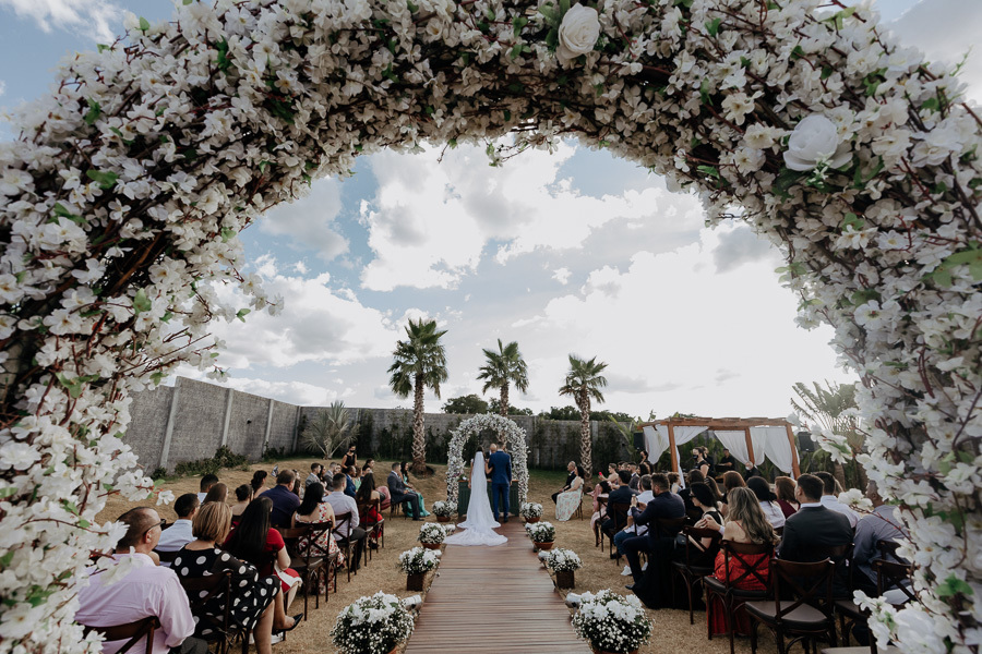 CERIMONIA DE CASAMENTO AO AR LIVRE NO FINAL DA TARDE E POR DO SOL REALIZADO NO SALAO LALINDA EVENTOS EM SAO DOMINGOS PARANA E FOTOGRAFADO POR LUCAS DREHER E ALINE DREHER