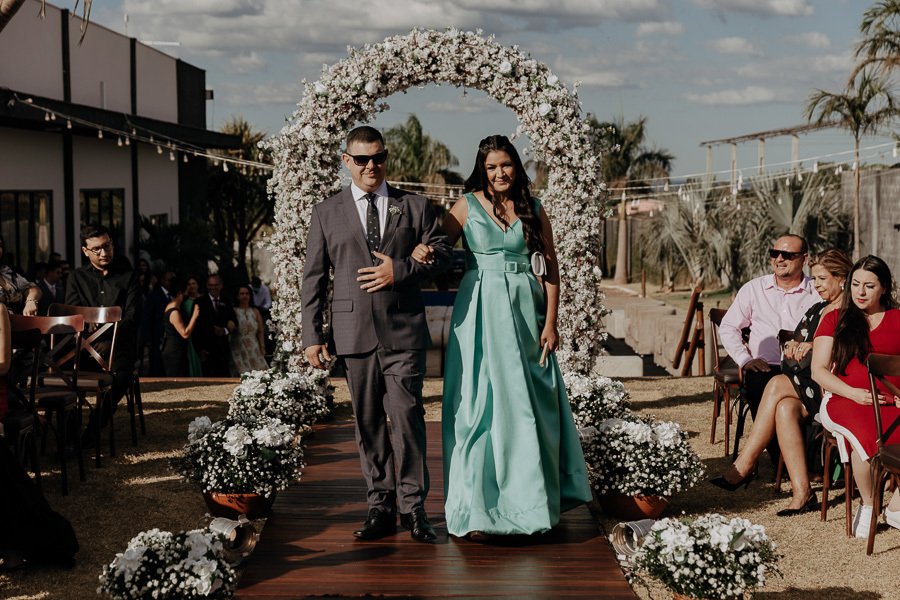 CERIMONIA DE CASAMENTO AO AR LIVRE NO FINAL DA TARDE E POR DO SOL REALIZADO NO SALAO LALINDA EVENTOS EM SAO DOMINGOS PARANA E FOTOGRAFADO POR LUCAS DREHER E ALINE DREHER