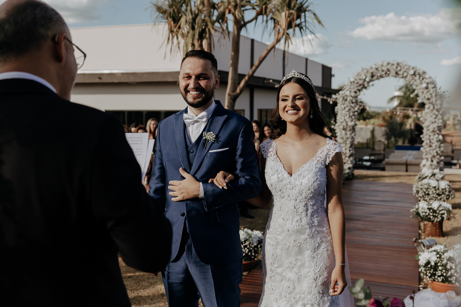 CERIMONIA DE CASAMENTO AO AR LIVRE NO FINAL DA TARDE E POR DO SOL REALIZADO NO SALAO LALINDA EVENTOS EM SAO DOMINGOS PARANA E FOTOGRAFADO POR LUCAS DREHER E ALINE DREHER