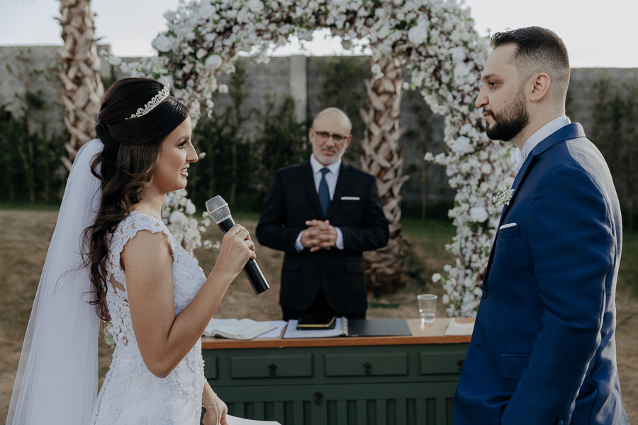 CERIMONIA DE CASAMENTO AO AR LIVRE NO FINAL DA TARDE E POR DO SOL REALIZADO NO SALAO LALINDA EVENTOS EM SAO DOMINGOS PARANA E FOTOGRAFADO POR LUCAS DREHER E ALINE DREHER