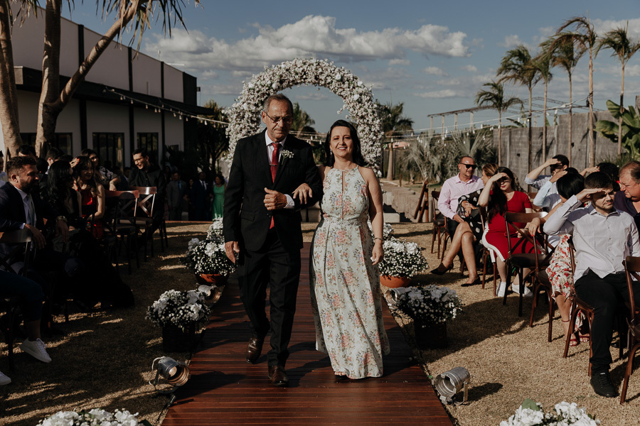 CERIMONIA DE CASAMENTO AO AR LIVRE NO FINAL DA TARDE E POR DO SOL REALIZADO NO SALAO LALINDA EVENTOS EM SAO DOMINGOS PARANA E FOTOGRAFADO POR LUCAS DREHER E ALINE DREHER