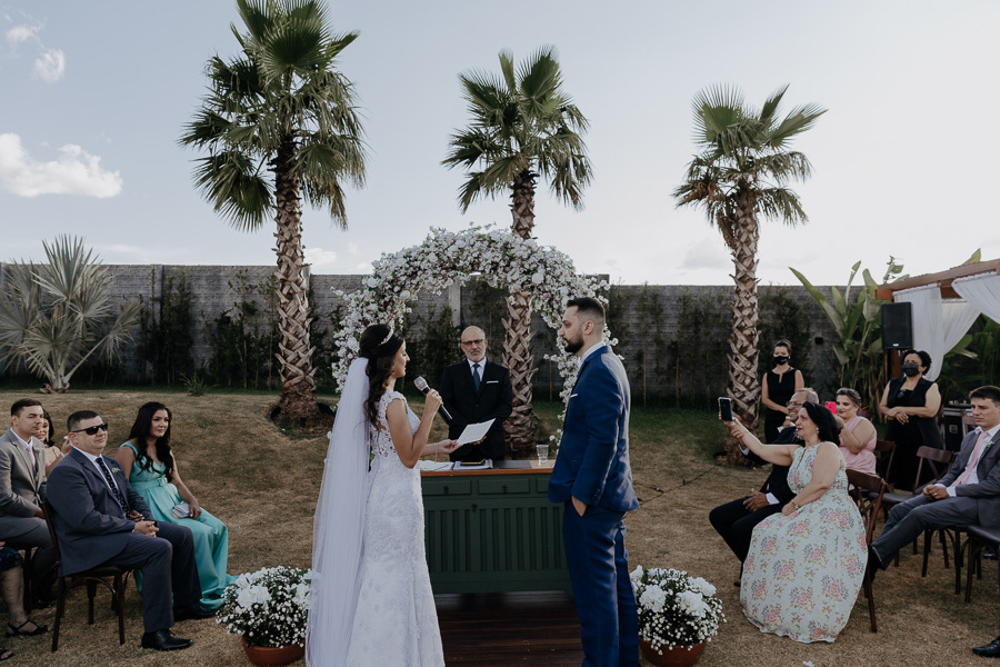 CERIMONIA DE CASAMENTO AO AR LIVRE NO FINAL DA TARDE E POR DO SOL REALIZADO NO SALAO LALINDA EVENTOS EM SAO DOMINGOS PARANA E FOTOGRAFADO POR LUCAS DREHER E ALINE DREHER