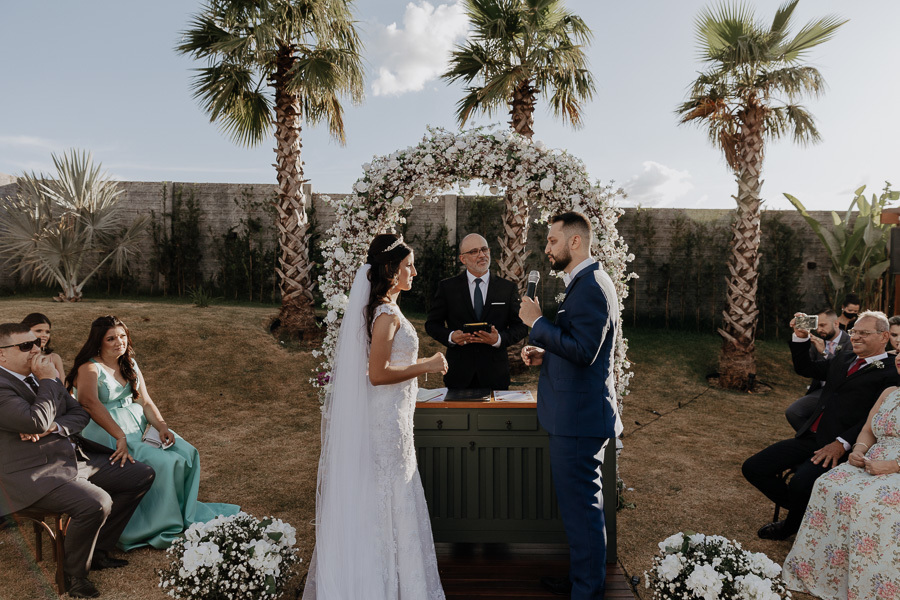 CERIMONIA DE CASAMENTO AO AR LIVRE NO FINAL DA TARDE E POR DO SOL REALIZADO NO SALAO LALINDA EVENTOS EM SAO DOMINGOS PARANA E FOTOGRAFADO POR LUCAS DREHER E ALINE DREHER