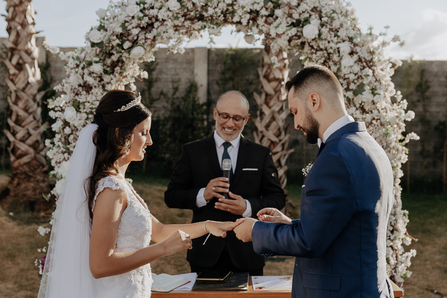 CERIMONIA DE CASAMENTO AO AR LIVRE NO FINAL DA TARDE E POR DO SOL REALIZADO NO SALAO LALINDA EVENTOS EM SAO DOMINGOS PARANA E FOTOGRAFADO POR LUCAS DREHER E ALINE DREHER