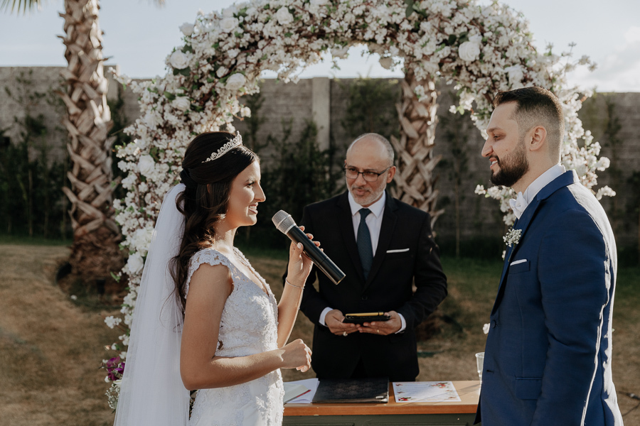 CERIMONIA DE CASAMENTO AO AR LIVRE NO FINAL DA TARDE E POR DO SOL REALIZADO NO SALAO LALINDA EVENTOS EM SAO DOMINGOS PARANA E FOTOGRAFADO POR LUCAS DREHER E ALINE DREHER