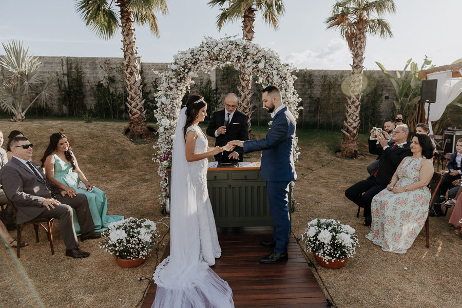 CERIMONIA DE CASAMENTO AO AR LIVRE NO FINAL DA TARDE E POR DO SOL REALIZADO NO SALAO LALINDA EVENTOS EM SAO DOMINGOS PARANA E FOTOGRAFADO POR LUCAS DREHER E ALINE DREHER