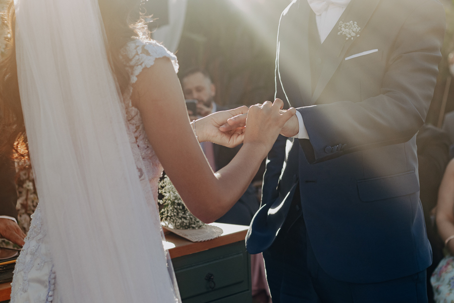 CERIMONIA DE CASAMENTO AO AR LIVRE NO FINAL DA TARDE E POR DO SOL REALIZADO NO SALAO LALINDA EVENTOS EM SAO DOMINGOS PARANA E FOTOGRAFADO POR LUCAS DREHER E ALINE DREHER