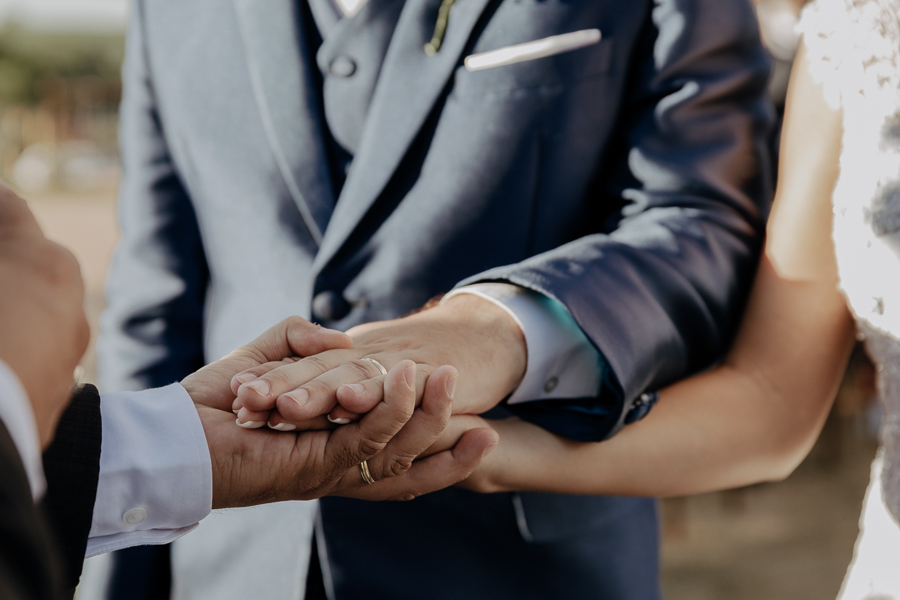 CERIMONIA DE CASAMENTO AO AR LIVRE NO FINAL DA TARDE E POR DO SOL REALIZADO NO SALAO LALINDA EVENTOS EM SAO DOMINGOS PARANA E FOTOGRAFADO POR LUCAS DREHER E ALINE DREHER