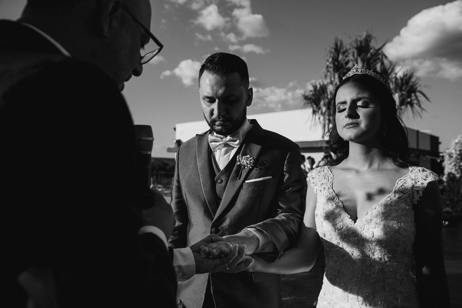 CERIMONIA DE CASAMENTO AO AR LIVRE NO FINAL DA TARDE E POR DO SOL REALIZADO NO SALAO LALINDA EVENTOS EM SAO DOMINGOS PARANA E FOTOGRAFADO POR LUCAS DREHER E ALINE DREHER