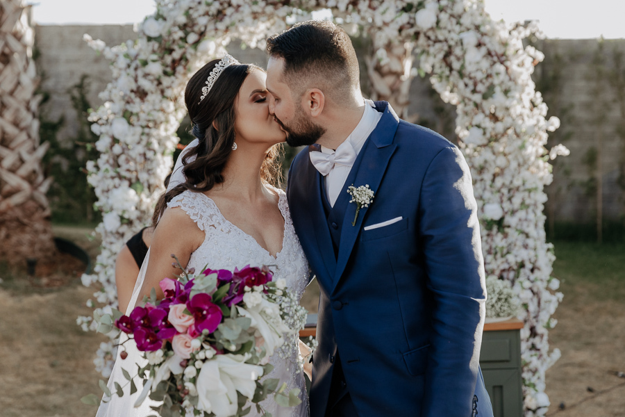 CERIMONIA DE CASAMENTO AO AR LIVRE NO FINAL DA TARDE E POR DO SOL REALIZADO NO SALAO LALINDA EVENTOS EM SAO DOMINGOS PARANA E FOTOGRAFADO POR LUCAS DREHER E ALINE DREHER