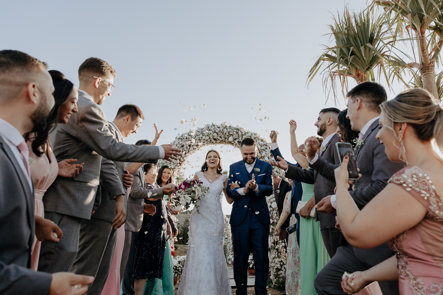 CERIMONIA DE CASAMENTO AO AR LIVRE NO FINAL DA TARDE E POR DO SOL REALIZADO NO SALAO LALINDA EVENTOS EM SAO DOMINGOS PARANA E FOTOGRAFADO POR LUCAS DREHER E ALINE DREHER