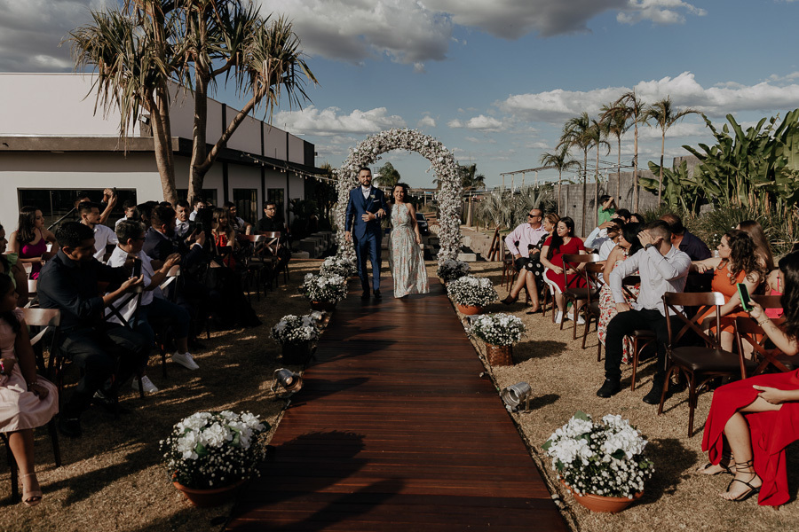 CERIMONIA DE CASAMENTO AO AR LIVRE NO FINAL DA TARDE E POR DO SOL REALIZADO NO SALAO LALINDA EVENTOS EM SAO DOMINGOS PARANA E FOTOGRAFADO POR LUCAS DREHER E ALINE DREHER