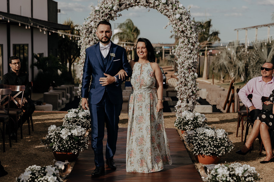 CERIMONIA DE CASAMENTO AO AR LIVRE NO FINAL DA TARDE E POR DO SOL REALIZADO NO SALAO LALINDA EVENTOS EM SAO DOMINGOS PARANA E FOTOGRAFADO POR LUCAS DREHER E ALINE DREHER