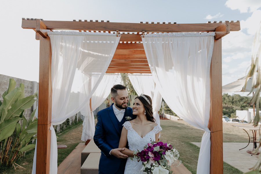 ENSAIO DOS NOIVOS APOS A CERIMONIA AO AR LIVRE NO FINAL DA TARDE E POR DO SOL REALIZADO NO SALAO LALINDA EVENTOS EM SAO DOMINGOS PARANA E FOTOGRAFADO POR LUCAS DREHER E ALINE DREHER