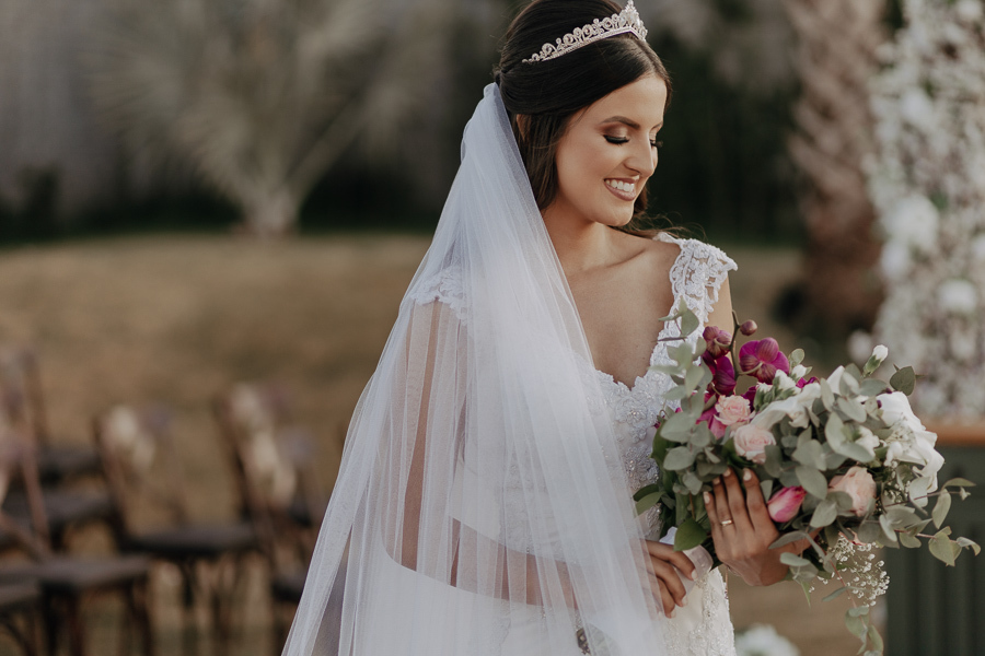 ENSAIO DOS NOIVOS APOS A CERIMONIA AO AR LIVRE NO FINAL DA TARDE E POR DO SOL REALIZADO NO SALAO LALINDA EVENTOS EM SAO DOMINGOS PARANA E FOTOGRAFADO POR LUCAS DREHER E ALINE DREHER