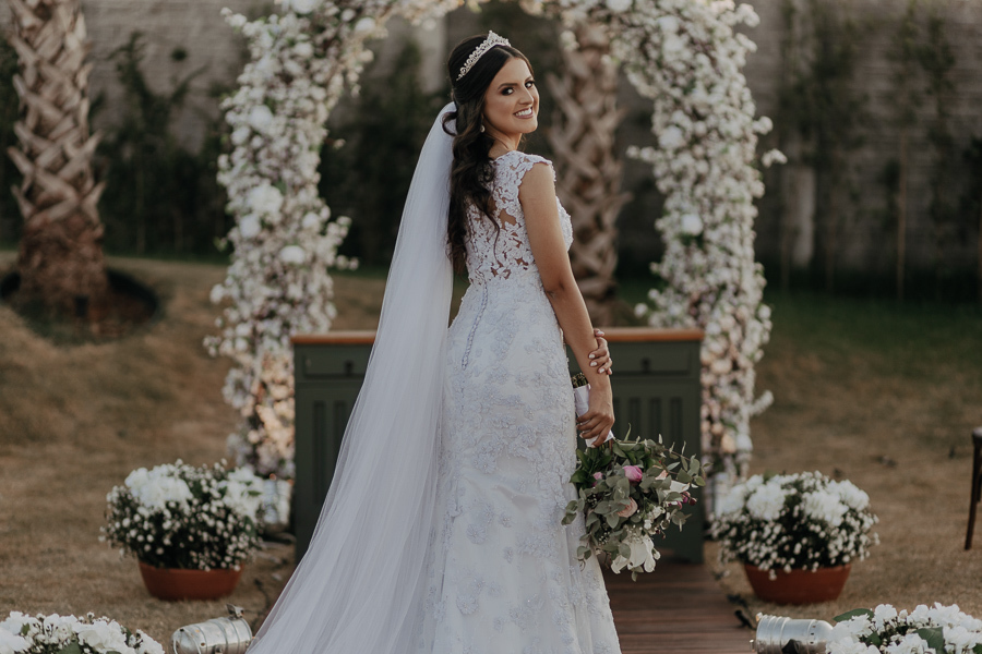 ENSAIO DOS NOIVOS APOS A CERIMONIA AO AR LIVRE NO FINAL DA TARDE E POR DO SOL REALIZADO NO SALAO LALINDA EVENTOS EM SAO DOMINGOS PARANA E FOTOGRAFADO POR LUCAS DREHER E ALINE DREHER