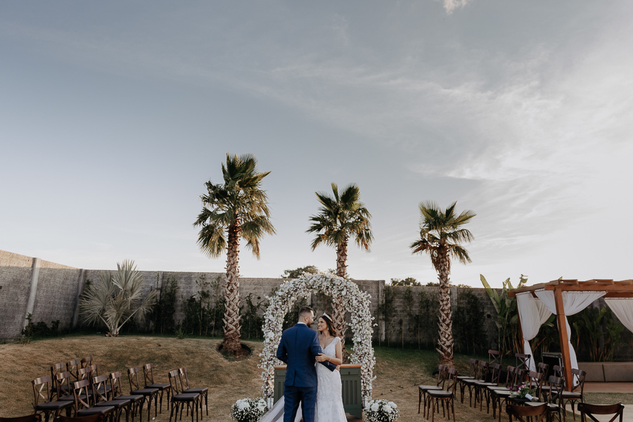 ENSAIO DOS NOIVOS APOS A CERIMONIA AO AR LIVRE NO FINAL DA TARDE E POR DO SOL REALIZADO NO SALAO LALINDA EVENTOS EM SAO DOMINGOS PARANA E FOTOGRAFADO POR LUCAS DREHER E ALINE DREHER