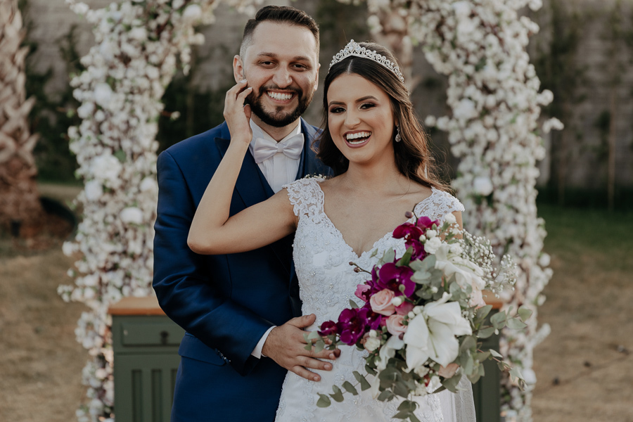 ENSAIO DOS NOIVOS APOS A CERIMONIA AO AR LIVRE NO FINAL DA TARDE E POR DO SOL REALIZADO NO SALAO LALINDA EVENTOS EM SAO DOMINGOS PARANA E FOTOGRAFADO POR LUCAS DREHER E ALINE DREHER