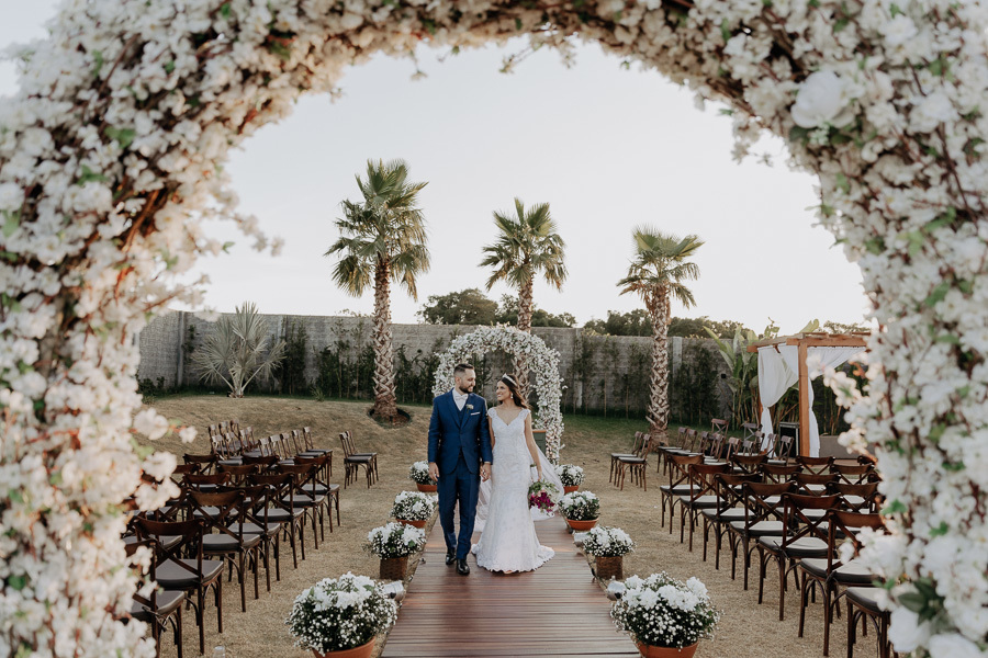 ENSAIO DOS NOIVOS APOS A CERIMONIA AO AR LIVRE NO FINAL DA TARDE E POR DO SOL REALIZADO NO SALAO LALINDA EVENTOS EM SAO DOMINGOS PARANA E FOTOGRAFADO POR LUCAS DREHER E ALINE DREHER