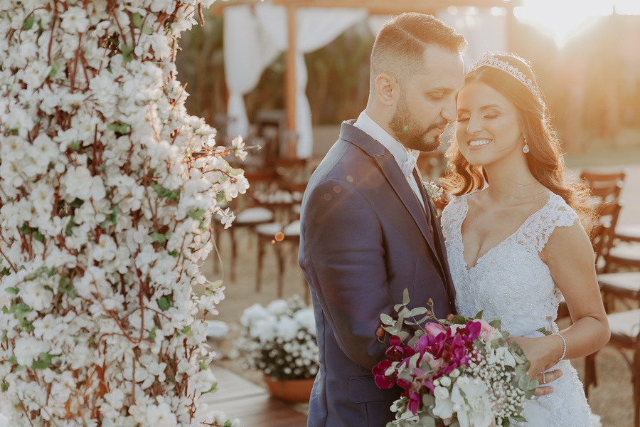 ENSAIO DOS NOIVOS APOS A CERIMONIA AO AR LIVRE NO FINAL DA TARDE E POR DO SOL REALIZADO NO SALAO LALINDA EVENTOS EM SAO DOMINGOS PARANA E FOTOGRAFADO POR LUCAS DREHER E ALINE DREHER