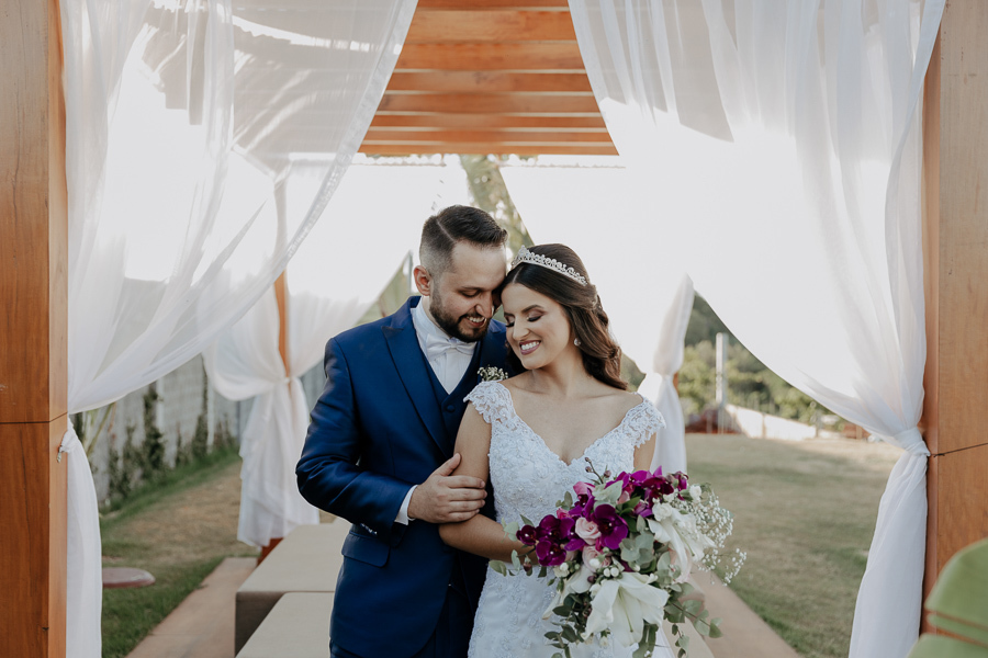 ENSAIO DOS NOIVOS APOS A CERIMONIA AO AR LIVRE NO FINAL DA TARDE E POR DO SOL REALIZADO NO SALAO LALINDA EVENTOS EM SAO DOMINGOS PARANA E FOTOGRAFADO POR LUCAS DREHER E ALINE DREHER