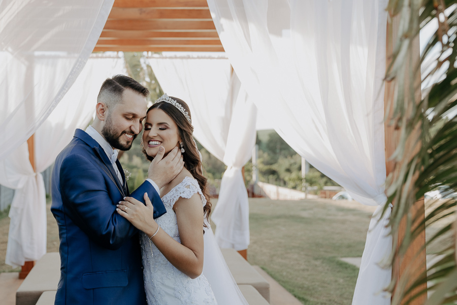 ENSAIO DOS NOIVOS APOS A CERIMONIA AO AR LIVRE NO FINAL DA TARDE E POR DO SOL REALIZADO NO SALAO LALINDA EVENTOS EM SAO DOMINGOS PARANA E FOTOGRAFADO POR LUCAS DREHER E ALINE DREHER