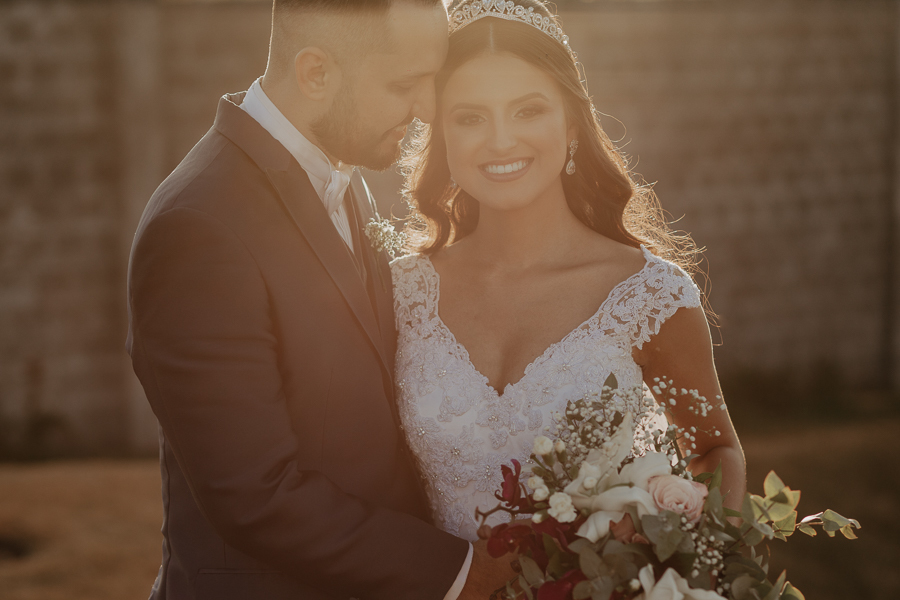 ENSAIO DOS NOIVOS APOS A CERIMONIA AO AR LIVRE NO FINAL DA TARDE E POR DO SOL REALIZADO NO SALAO LALINDA EVENTOS EM SAO DOMINGOS PARANA E FOTOGRAFADO POR LUCAS DREHER E ALINE DREHER
