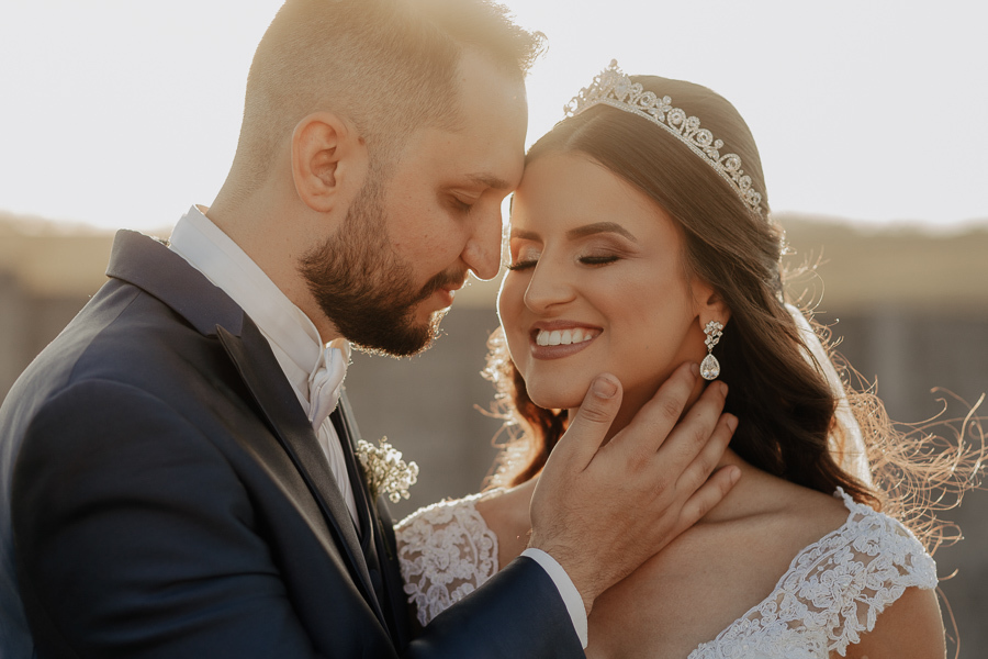 ENSAIO DOS NOIVOS APOS A CERIMONIA AO AR LIVRE NO FINAL DA TARDE E POR DO SOL REALIZADO NO SALAO LALINDA EVENTOS EM SAO DOMINGOS PARANA E FOTOGRAFADO POR LUCAS DREHER E ALINE DREHER