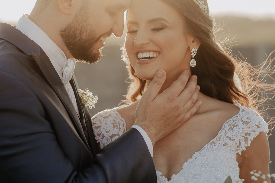 ENSAIO DOS NOIVOS APOS A CERIMONIA AO AR LIVRE NO FINAL DA TARDE E POR DO SOL REALIZADO NO SALAO LALINDA EVENTOS EM SAO DOMINGOS PARANA E FOTOGRAFADO POR LUCAS DREHER E ALINE DREHER