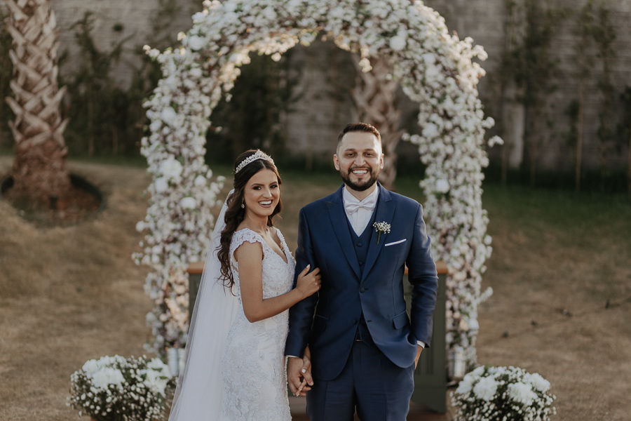 ENSAIO DOS NOIVOS APOS A CERIMONIA AO AR LIVRE NO FINAL DA TARDE E POR DO SOL REALIZADO NO SALAO LALINDA EVENTOS EM SAO DOMINGOS PARANA E FOTOGRAFADO POR LUCAS DREHER E ALINE DREHER