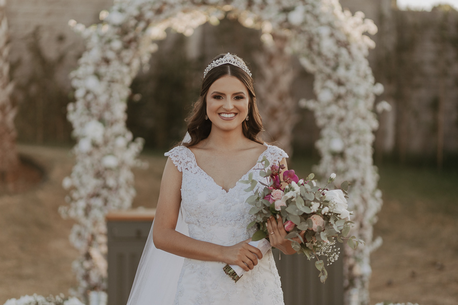 ENSAIO DOS NOIVOS APOS A CERIMONIA AO AR LIVRE NO FINAL DA TARDE E POR DO SOL REALIZADO NO SALAO LALINDA EVENTOS EM SAO DOMINGOS PARANA E FOTOGRAFADO POR LUCAS DREHER E ALINE DREHER