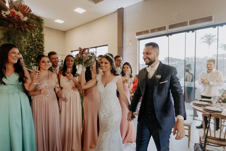 RECEPCAO DE CASAMENTO APOS A CERIMONIA AO AR LIVRE NO FINAL DA TARDE E POR DO SOL REALIZADO NO SALAO LALINDA EVENTOS EM SAO DOMINGOS PARANA E FOTOGRAFADO POR LUCAS DREHER E ALINE DREHER