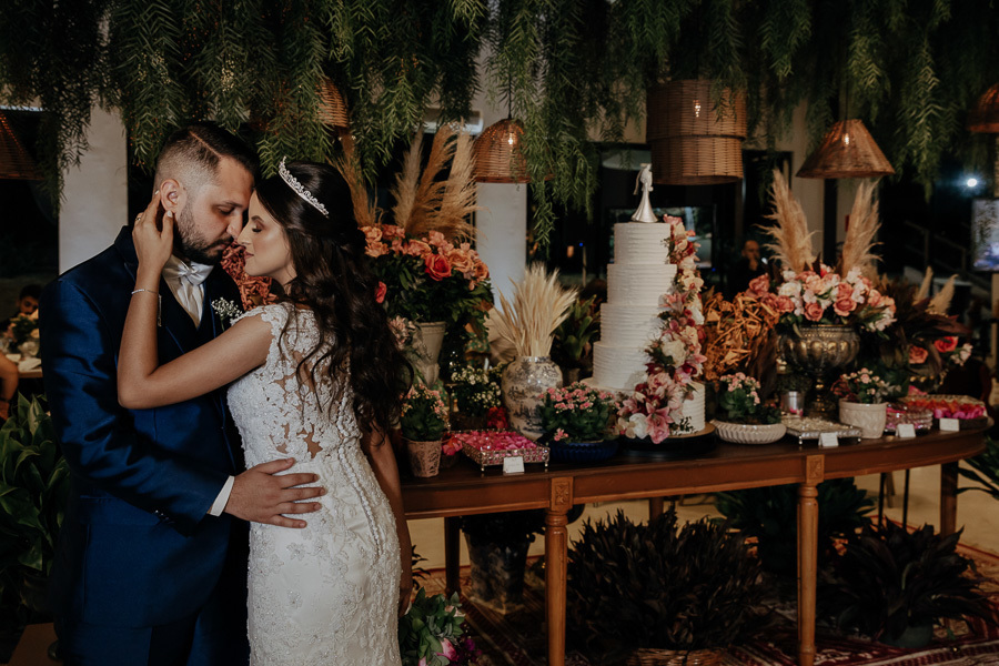 RECEPCAO DE CASAMENTO APOS A CERIMONIA AO AR LIVRE NO FINAL DA TARDE E POR DO SOL REALIZADO NO SALAO LALINDA EVENTOS EM SAO DOMINGOS PARANA E FOTOGRAFADO POR LUCAS DREHER E ALINE DREHER