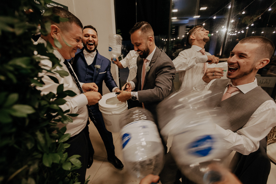 RECEPCAO DE CASAMENTO APOS A CERIMONIA AO AR LIVRE NO FINAL DA TARDE E POR DO SOL REALIZADO NO SALAO LALINDA EVENTOS EM SAO DOMINGOS PARANA E FOTOGRAFADO POR LUCAS DREHER E ALINE DREHER