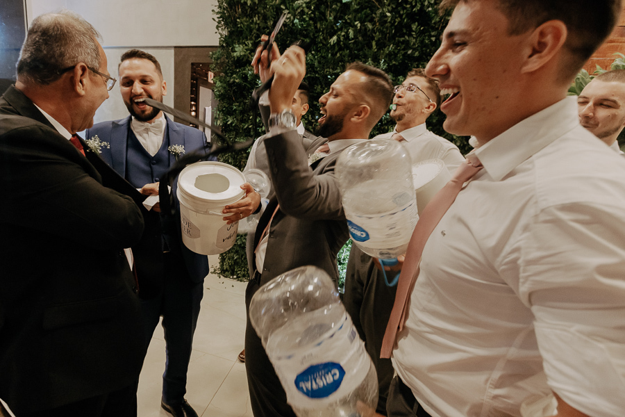RECEPCAO DE CASAMENTO APOS A CERIMONIA AO AR LIVRE NO FINAL DA TARDE E POR DO SOL REALIZADO NO SALAO LALINDA EVENTOS EM SAO DOMINGOS PARANA E FOTOGRAFADO POR LUCAS DREHER E ALINE DREHER