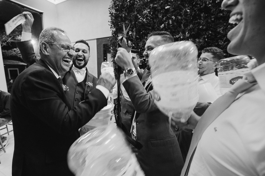 RECEPCAO DE CASAMENTO APOS A CERIMONIA AO AR LIVRE NO FINAL DA TARDE E POR DO SOL REALIZADO NO SALAO LALINDA EVENTOS EM SAO DOMINGOS PARANA E FOTOGRAFADO POR LUCAS DREHER E ALINE DREHER