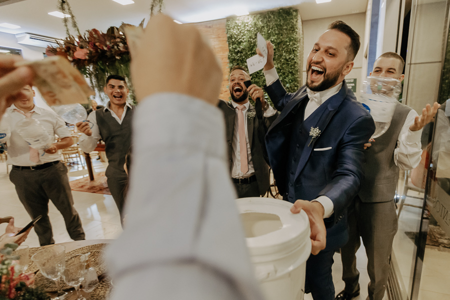 RECEPCAO DE CASAMENTO APOS A CERIMONIA AO AR LIVRE NO FINAL DA TARDE E POR DO SOL REALIZADO NO SALAO LALINDA EVENTOS EM SAO DOMINGOS PARANA E FOTOGRAFADO POR LUCAS DREHER E ALINE DREHER