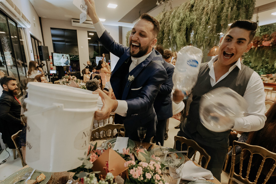 RECEPCAO DE CASAMENTO APOS A CERIMONIA AO AR LIVRE NO FINAL DA TARDE E POR DO SOL REALIZADO NO SALAO LALINDA EVENTOS EM SAO DOMINGOS PARANA E FOTOGRAFADO POR LUCAS DREHER E ALINE DREHER