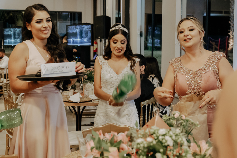 RECEPCAO DE CASAMENTO APOS A CERIMONIA AO AR LIVRE NO FINAL DA TARDE E POR DO SOL REALIZADO NO SALAO LALINDA EVENTOS EM SAO DOMINGOS PARANA E FOTOGRAFADO POR LUCAS DREHER E ALINE DREHER