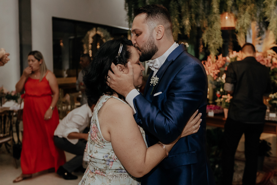 RECEPCAO DE CASAMENTO APOS A CERIMONIA AO AR LIVRE NO FINAL DA TARDE E POR DO SOL REALIZADO NO SALAO LALINDA EVENTOS EM SAO DOMINGOS PARANA E FOTOGRAFADO POR LUCAS DREHER E ALINE DREHER