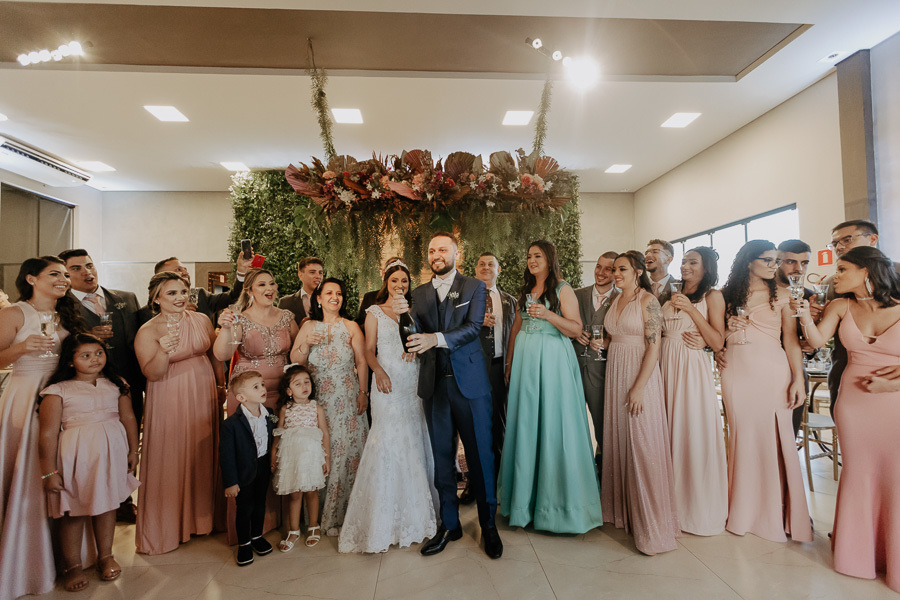 RECEPCAO DE CASAMENTO APOS A CERIMONIA AO AR LIVRE NO FINAL DA TARDE E POR DO SOL REALIZADO NO SALAO LALINDA EVENTOS EM SAO DOMINGOS PARANA E FOTOGRAFADO POR LUCAS DREHER E ALINE DREHER