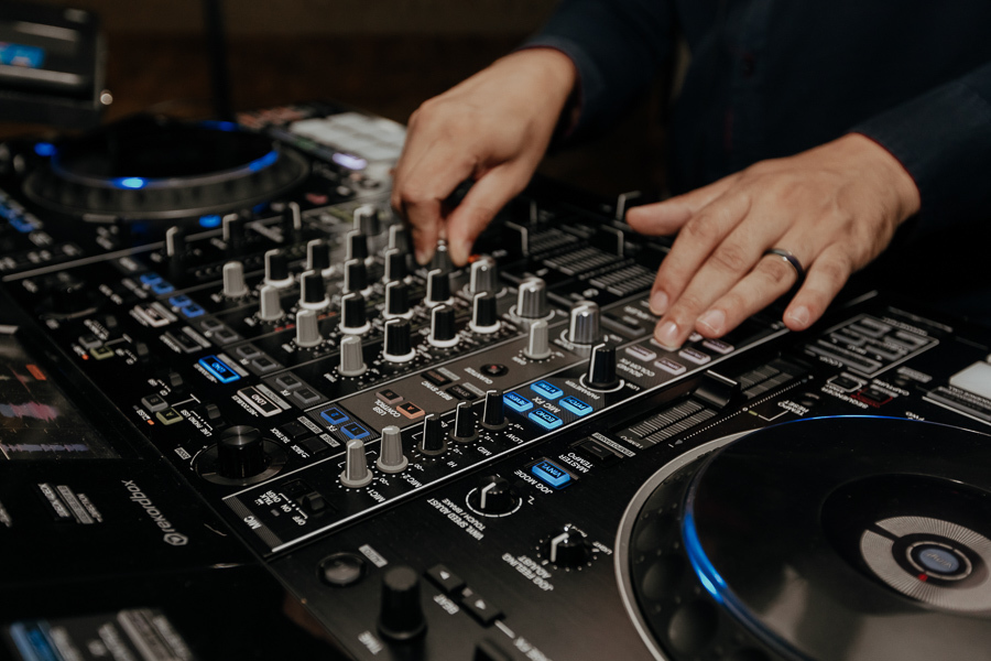 RECEPCAO DE CASAMENTO APOS A CERIMONIA AO AR LIVRE NO FINAL DA TARDE E POR DO SOL REALIZADO NO SALAO LALINDA EVENTOS EM SAO DOMINGOS PARANA E FOTOGRAFADO POR LUCAS DREHER E ALINE DREHER
