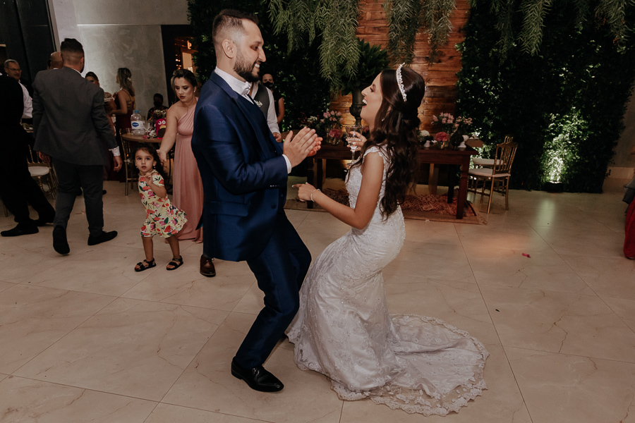 RECEPCAO DE CASAMENTO APOS A CERIMONIA AO AR LIVRE NO FINAL DA TARDE E POR DO SOL REALIZADO NO SALAO LALINDA EVENTOS EM SAO DOMINGOS PARANA E FOTOGRAFADO POR LUCAS DREHER E ALINE DREHER