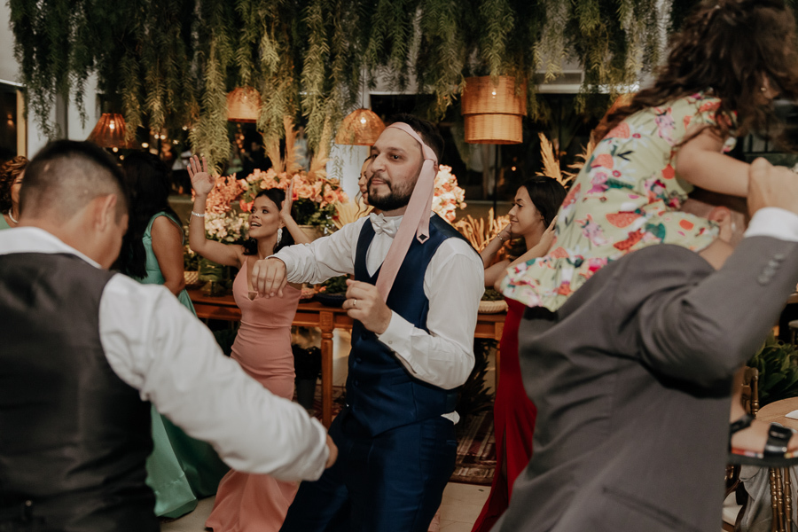 RECEPCAO DE CASAMENTO APOS A CERIMONIA AO AR LIVRE NO FINAL DA TARDE E POR DO SOL REALIZADO NO SALAO LALINDA EVENTOS EM SAO DOMINGOS PARANA E FOTOGRAFADO POR LUCAS DREHER E ALINE DREHER