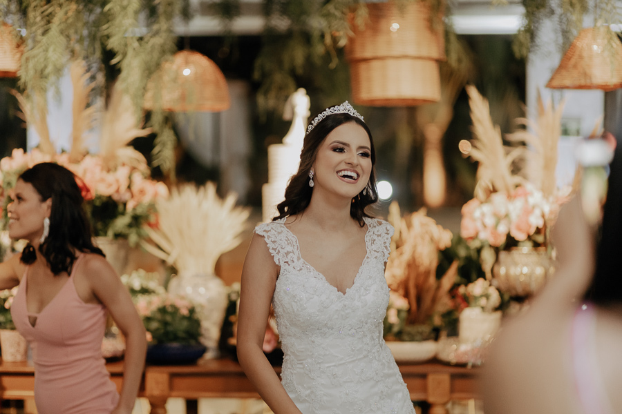 RECEPCAO DE CASAMENTO APOS A CERIMONIA AO AR LIVRE NO FINAL DA TARDE E POR DO SOL REALIZADO NO SALAO LALINDA EVENTOS EM SAO DOMINGOS PARANA E FOTOGRAFADO POR LUCAS DREHER E ALINE DREHER