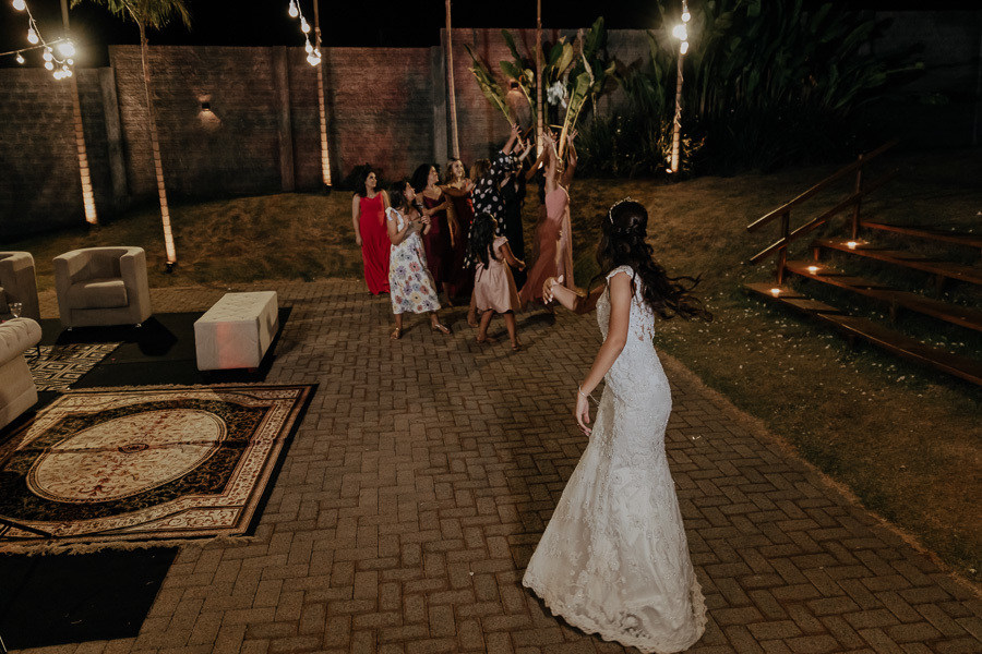 RECEPCAO DE CASAMENTO APOS A CERIMONIA AO AR LIVRE NO FINAL DA TARDE E POR DO SOL REALIZADO NO SALAO LALINDA EVENTOS EM SAO DOMINGOS PARANA E FOTOGRAFADO POR LUCAS DREHER E ALINE DREHER