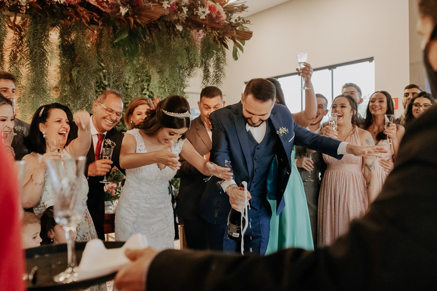 RECEPCAO DE CASAMENTO APOS A CERIMONIA AO AR LIVRE NO FINAL DA TARDE E POR DO SOL REALIZADO NO SALAO LALINDA EVENTOS EM SAO DOMINGOS PARANA E FOTOGRAFADO POR LUCAS DREHER E ALINE DREHER