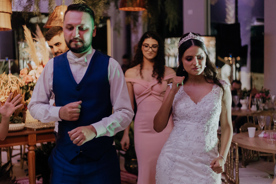 RECEPCAO DE CASAMENTO APOS A CERIMONIA AO AR LIVRE NO FINAL DA TARDE E POR DO SOL REALIZADO NO SALAO LALINDA EVENTOS EM SAO DOMINGOS PARANA E FOTOGRAFADO POR LUCAS DREHER E ALINE DREHER